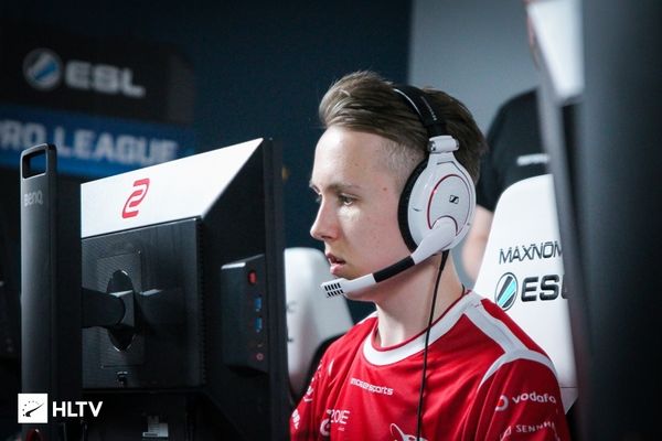 三人闪爆另 三人闪爆另